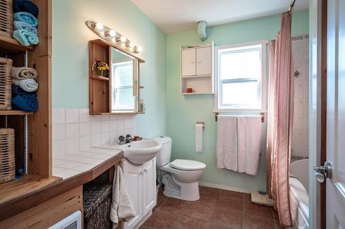 6040 Pine Ridge Road, Kaslo, BC - Indoor Photo Showing Bathroom