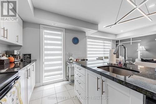#124 -2 Dunsheath Way, Markham, ON - Indoor Photo Showing Kitchen With Upgraded Kitchen