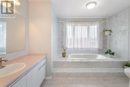 2706 Ambercroft Trail, Mississauga, ON - Indoor Photo Showing Bathroom