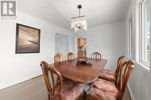 32 Heritage Dr, Prince Edward County, ON - Indoor Photo Showing Dining Room
