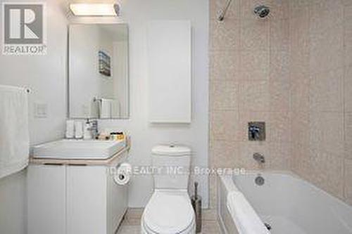 5504 - 14 York Street, Toronto, ON - Indoor Photo Showing Bathroom