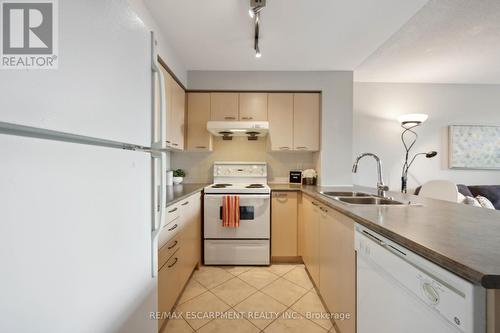 #201 -62 Suncrest Blvd, Markham, ON - Indoor Photo Showing Kitchen With Double Sink