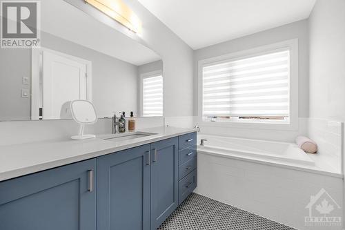 854 Chipping Circle, Manotick, ON - Indoor Photo Showing Bathroom