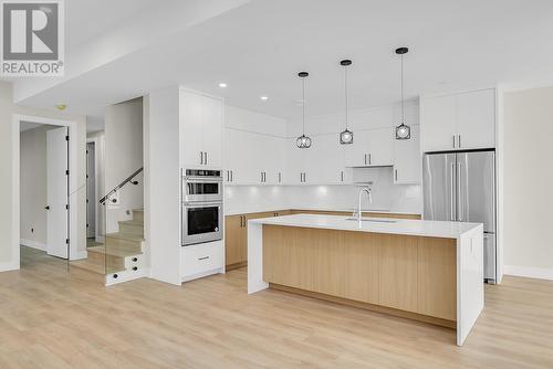 705 Raymer Road, Kelowna, BC - Indoor Photo Showing Kitchen With Upgraded Kitchen