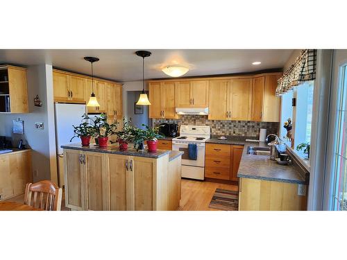 1480 Carson Road, Grand Forks, BC - Indoor Photo Showing Kitchen