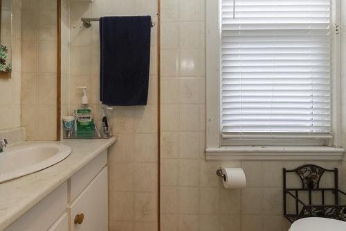 2 piece main floor bath - 29 Sunset Avenue, Hamilton, ON - Indoor Photo Showing Bathroom