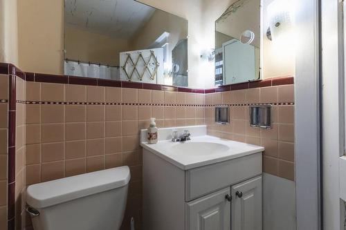 2nd level bathroom - 29 Sunset Avenue, Hamilton, ON - Indoor Photo Showing Bathroom