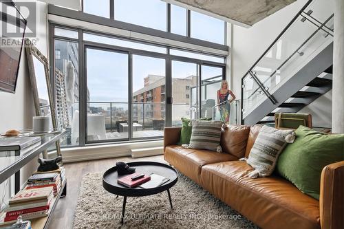 #722 -95 Bathurst St, Toronto, ON - Indoor Photo Showing Living Room