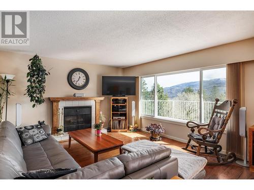 6335 Topham Place, Peachland, BC - Indoor Photo Showing Living Room With Fireplace