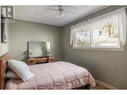 6335 Topham Place, Peachland, BC - Indoor Photo Showing Bedroom