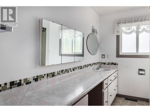 6335 Topham Place, Peachland, BC - Indoor Photo Showing Bathroom