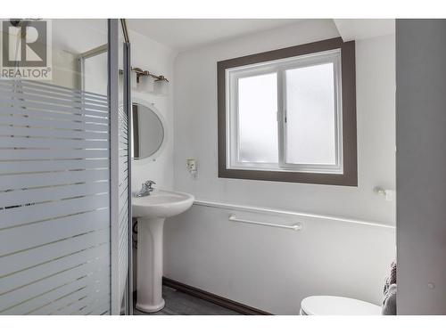 6335 Topham Place, Peachland, BC - Indoor Photo Showing Bathroom