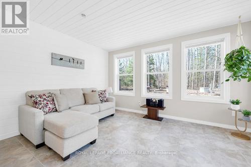 35 Denison Dr, Addington Highlands, ON - Indoor Photo Showing Living Room