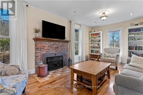 34 Mountain St, Grimsby, ON - Indoor Photo Showing Living Room With Fireplace