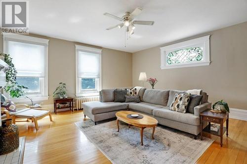 154 Quarry Avenue, Renfrew, ON - Indoor Photo Showing Living Room