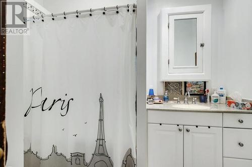 154 Quarry Avenue, Renfrew, ON - Indoor Photo Showing Bathroom