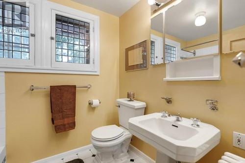 154 Quarry Avenue, Renfrew, ON - Indoor Photo Showing Bathroom