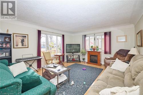 725 South Pelham Rd, Welland, ON - Indoor Photo Showing Living Room