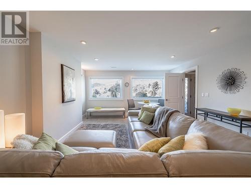 3065 Sunnyview Road, Vernon, BC - Indoor Photo Showing Living Room