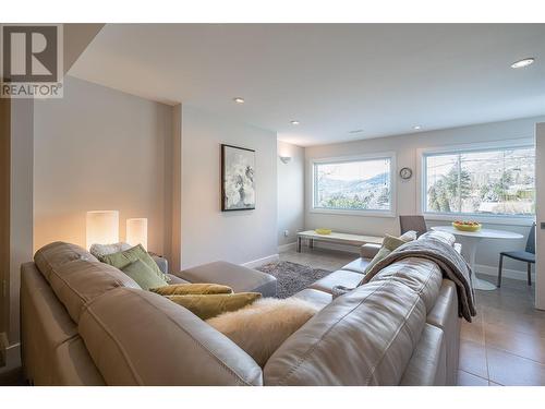 3065 Sunnyview Road, Vernon, BC - Indoor Photo Showing Living Room