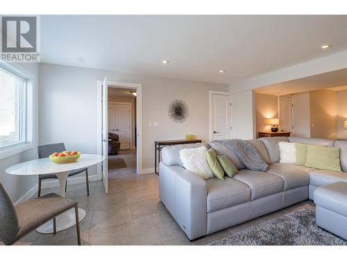 3065 Sunnyview Road, Vernon, BC - Indoor Photo Showing Living Room