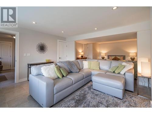 3065 Sunnyview Road, Vernon, BC - Indoor Photo Showing Living Room