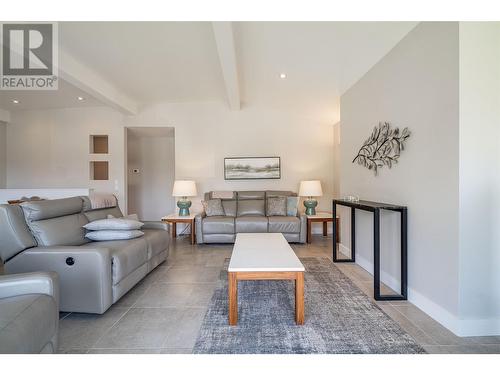 3065 Sunnyview Road, Vernon, BC - Indoor Photo Showing Living Room