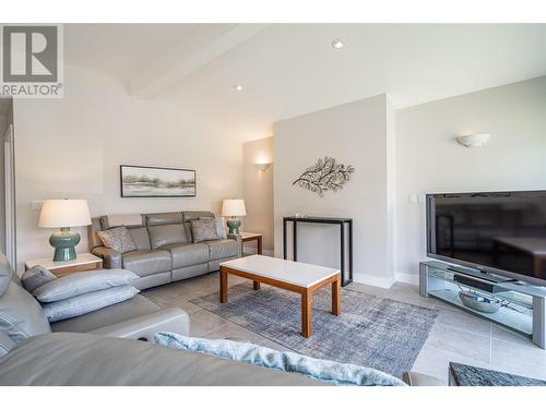 3065 Sunnyview Road, Vernon, BC - Indoor Photo Showing Living Room