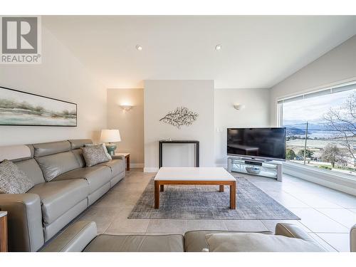 3065 Sunnyview Road, Vernon, BC - Indoor Photo Showing Living Room