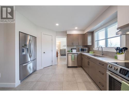 3065 Sunnyview Road, Vernon, BC - Indoor Photo Showing Kitchen