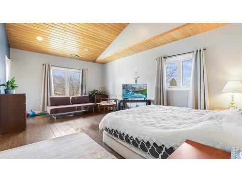 4773 The Dell Road, Windermere, BC - Indoor Photo Showing Bedroom
