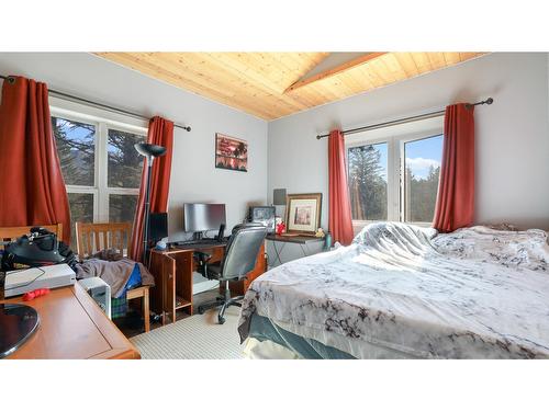 4773 The Dell Road, Windermere, BC - Indoor Photo Showing Bedroom