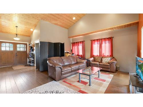 4773 The Dell Road, Windermere, BC - Indoor Photo Showing Living Room