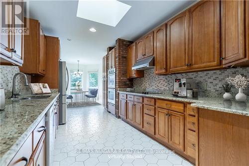 6811 Carmella Place, Niagara Falls, ON - Indoor Photo Showing Kitchen With Upgraded Kitchen