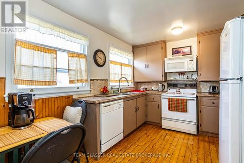 657 Creston Ave S, London, ON - Indoor Photo Showing Kitchen With Double Sink