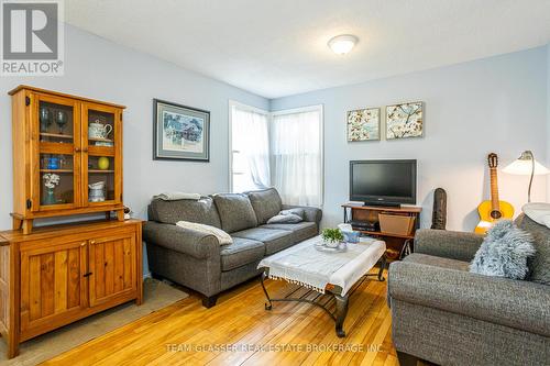657 Creston Ave S, London, ON - Indoor Photo Showing Living Room