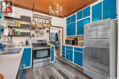 133 G Avenue N, Saskatoon, SK - Indoor Photo Showing Kitchen With Double Sink