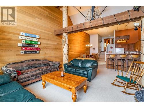 7470 Porcupine Road Unit# 608, Kelowna, BC - Indoor Photo Showing Living Room