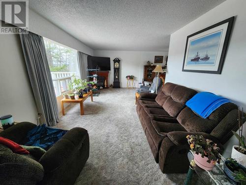 6276 Mulligan Drive, 100 Mile House, BC - Indoor Photo Showing Living Room
