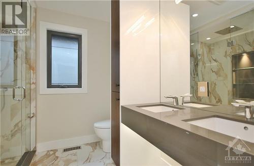 375 B Madison Street, Ottawa, ON - Indoor Photo Showing Bathroom
