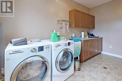 160 Championship Circle Pl, Aurora, ON - Indoor Photo Showing Laundry Room