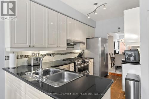 10 - 38 Hunt Avenue, Richmond Hill, ON - Indoor Photo Showing Kitchen With Double Sink With Upgraded Kitchen