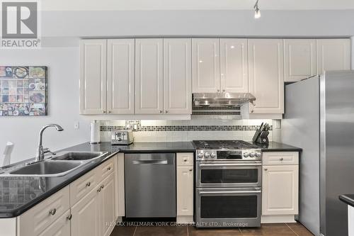 10 - 38 Hunt Avenue, Richmond Hill, ON - Indoor Photo Showing Kitchen With Double Sink With Upgraded Kitchen
