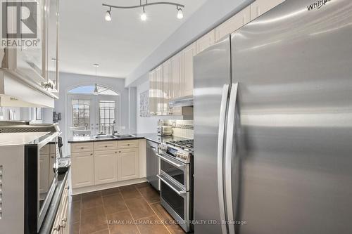 10 - 38 Hunt Avenue, Richmond Hill, ON - Indoor Photo Showing Kitchen With Upgraded Kitchen