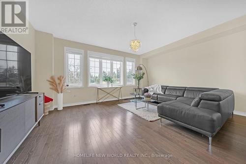 43 Milbourne Lane S, Richmond Hill, ON - Indoor Photo Showing Living Room