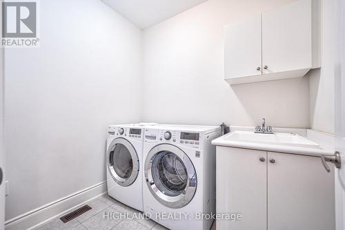 425 Threshing Mill Blvd, Oakville, ON - Indoor Photo Showing Laundry Room