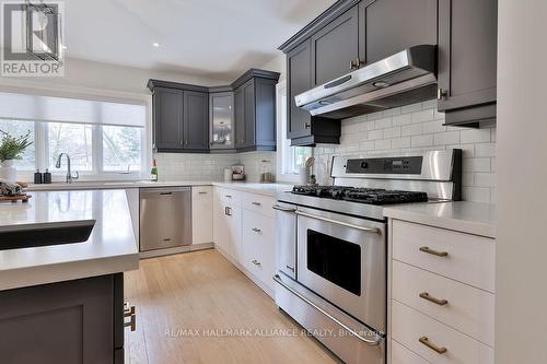 1247 Cumnock Cres, Oakville, ON - Indoor Photo Showing Kitchen With Upgraded Kitchen