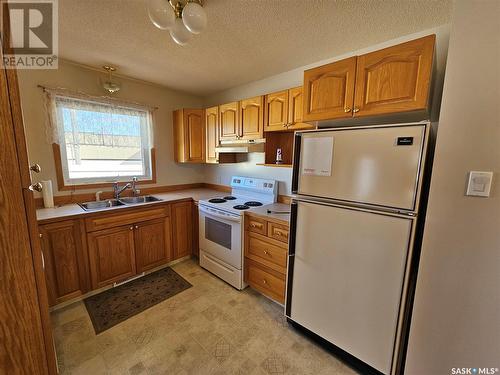 399 165 Robert Street W, Swift Current, SK - Indoor Photo Showing Kitchen With Double Sink