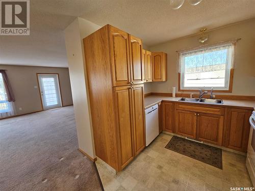 399 165 Robert Street W, Swift Current, SK - Indoor Photo Showing Kitchen With Double Sink