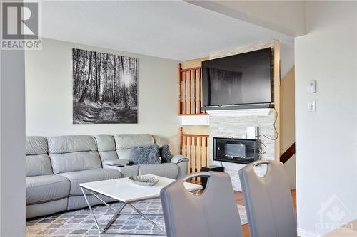3415-17 Uplands Drive, Ottawa, ON - Indoor Photo Showing Living Room
